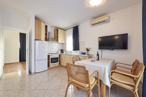 Fridge, oven, stovetop, cookware/dishes/utensils