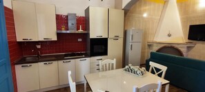 Fridge, oven, coffee/tea maker, cookware/dishes/utensils - APARTMENT 8 SLEEPS IN A VILLA ONLY 100MT FROM THE SEA OF SAND (Torre Chianca)