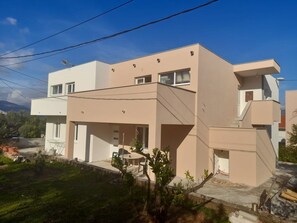 Unclassified image, 4 of 18, button