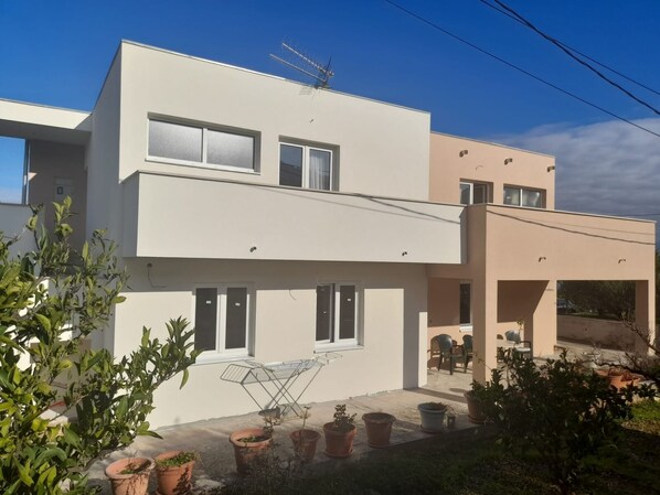 Unclassified image, 1 of 18, button