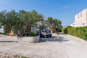 Property grounds - Apartment in Slatine with Terrace, Air condition, WIFI (4789-3) (Slatine)