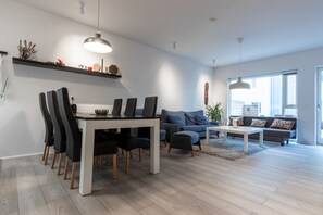 Departamento Deluxe, 1 habitación | Área de sala de estar | Televisión de pantalla plana 