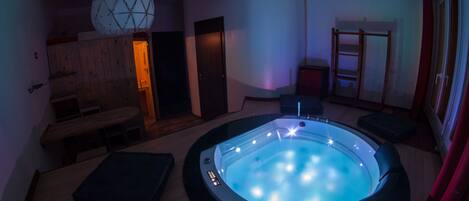 Suite estudio de lujo | Bañera de hidromasaje privada