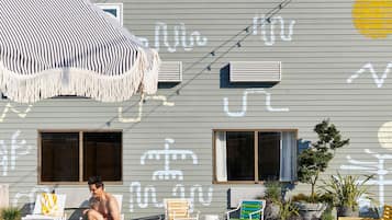 Una piscina al aire libre de temporada