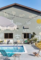 Una piscina al aire libre de temporada