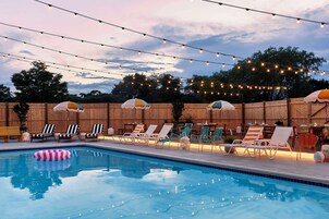 Una piscina al aire libre de temporada