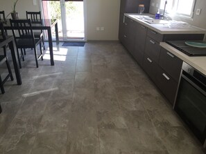 Grand réfrigérateur, four, plaque de cuisson, lave-vaisselle