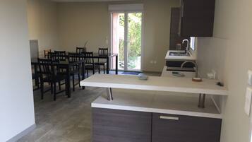 Full-size fridge, oven, stovetop, dishwasher