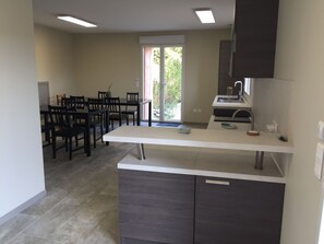 Full-sized fridge, oven, stovetop, dishwasher - Gite de Gazelle Chambres d'Hote (La Vacquerie-et-Saint-Martin-de-Castries)