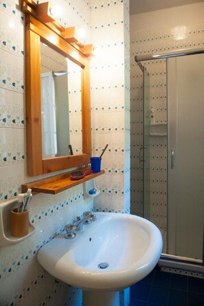 Bathtub, hair dryer, bidet - Villa Letizia on the sea of Salento (Upper Floor) (Leporano Marina)