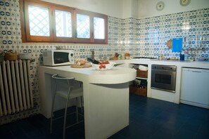 Coffee/tea maker, cookware/dishes/utensils - Villa Letizia on the sea of Salento (Upper Floor) (Leporano Marina)