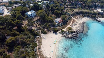På stranden