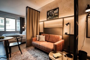 ทีวีจอแบน 43 นิ้ว พร้อมช่องเคเบิล, สมาร์ททีวี, พื้นอุ่น