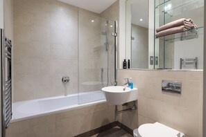 Duschwanne, Haartrockner, Handtücher, Seife