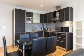 Frigorífico, microondas, horno y placa de cocina