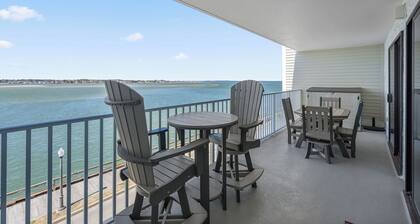 Updated, Direct Bay Front w/Bay Front Pool, 3 Blocks to Beach/Boardwalk