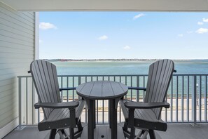Outdoor dining - Updated, Direct Bay Front, Bay Front Pool, 3 Blocks to Beach and Boardwalk (Ocean City)