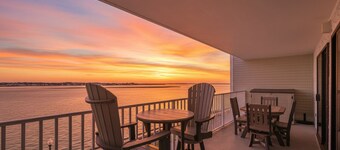 オープンベイビューとサンセット、プール、ビーチ/ボードウォークへの3ブロックのあるダイレクトベイフロント！