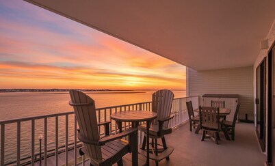 Updated, Direct Bay Front, Bay Front Pool, 3 Blocks to Beach and Boardwalk
