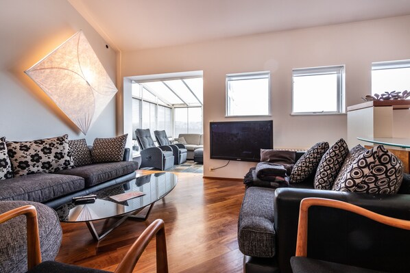 Apartamento familiar, 3 habitaciones | Zona de estar | Una televisión de pantalla plana