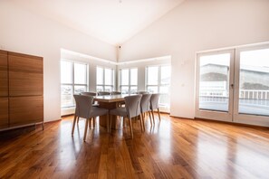 Apartamento familiar, 3 habitaciones | Zona de estar | Una televisión de pantalla plana