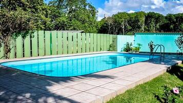 Una piscina al aire libre (de 08:00 a 22:00), tumbonas