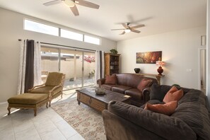 Una Smart TV, un reproductor de DVD, libros