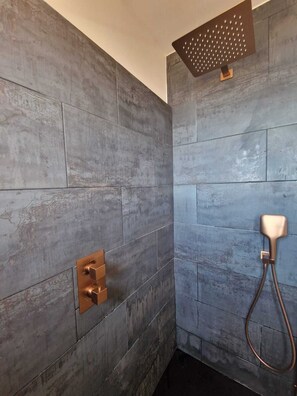 Bathtub, hair dryer, towels, shampoo - Villa with breathtaking sea view (Anthéor)