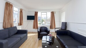 Uma sala de estar moderna com sofá, poltrona e mesa de centro.