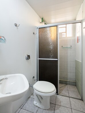 Economy-Vierbettzimmer, Mehrere Betten | Badezimmer | Dusche, kostenlose Toilettenartikel, Handtücher, Seife