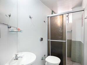 Zweibettzimmer | Badezimmer | Dusche, kostenlose Toilettenartikel, Handtücher, Seife