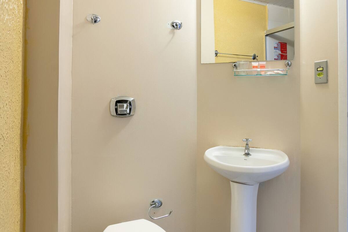 Doppelzimmer | Badezimmer | Dusche, kostenlose Toilettenartikel, Handtücher, Seife