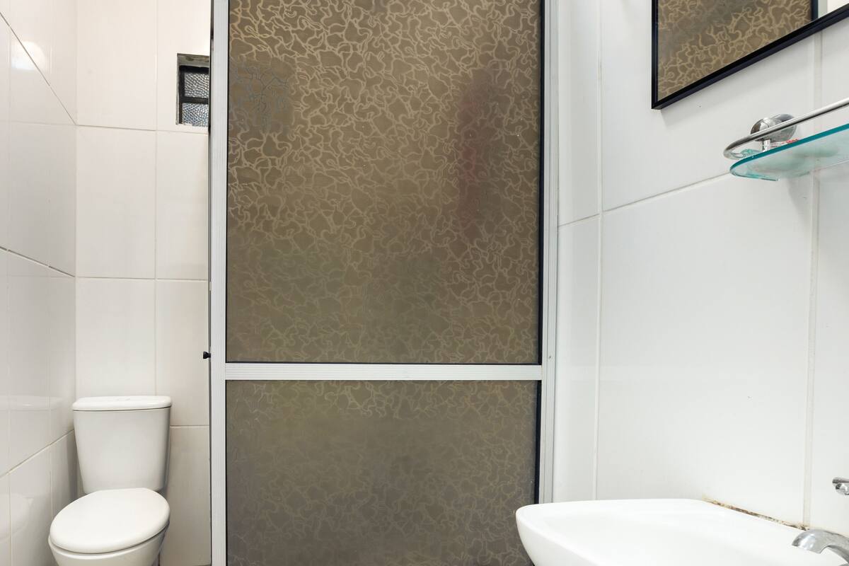 Familienzimmer, Mehrere Betten | Badezimmer | Dusche, kostenlose Toilettenartikel, Handtücher, Seife