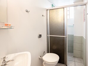 Dreibettzimmer, Mehrere Betten | Badezimmer | Dusche, kostenlose Toilettenartikel, Handtücher, Seife