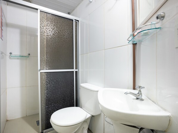 Einzelzimmer | Badezimmer | Dusche, kostenlose Toilettenartikel, Handtücher, Seife