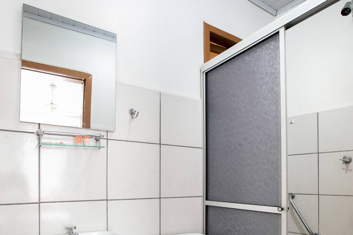 Dreibettzimmer, 3 Einzelbetten | Badezimmer | Dusche, kostenlose Toilettenartikel, Handtücher, Seife