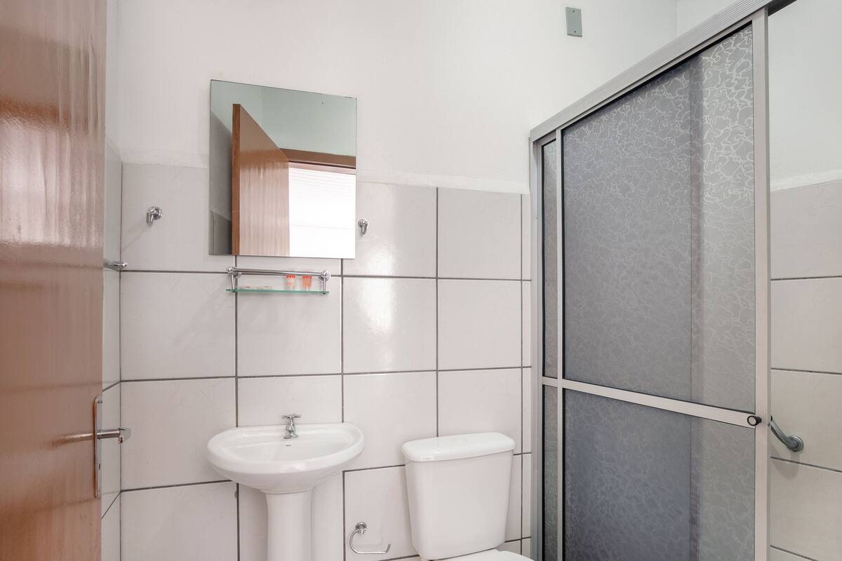 Vierbettzimmer | Badezimmer | Dusche, kostenlose Toilettenartikel, Handtücher, Seife