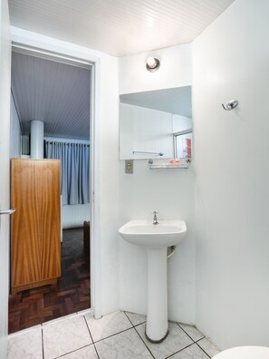 Dreibettzimmer, Mehrere Betten | Badezimmer | Dusche, kostenlose Toilettenartikel, Handtücher, Seife