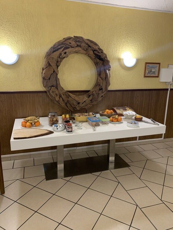 Petit déjeuner buffet (12.50 EUR par personne)