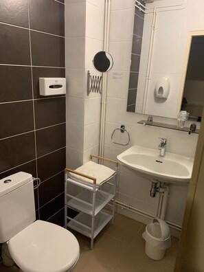 Bathtub, free toiletries, towels, soap - Hotel bon accueil (Oyonnax)