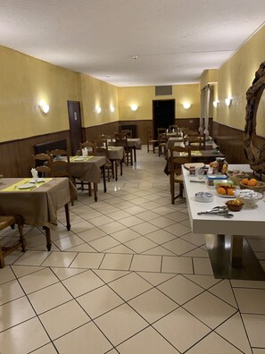 Dining - Hotel bon accueil (Oyonnax)