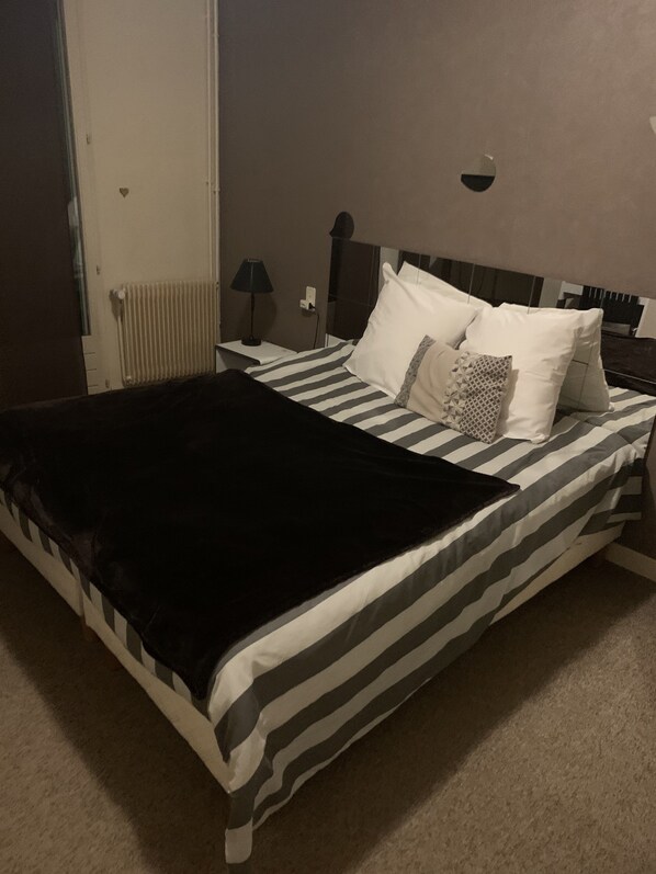 Double Room | Soundproofing, free WiFi, bed sheets - Hotel bon accueil (Oyonnax)