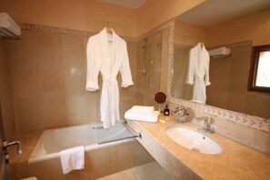Bathtub, hair dryer, towels, toilet paper - VILLA LARES at 150m from the beach of Cala Mendia (porto cristo novo)