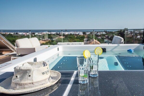 Outdoor spa tub - Luxurious Apartment with Private Terrace & Jacuzzi (Tavira)