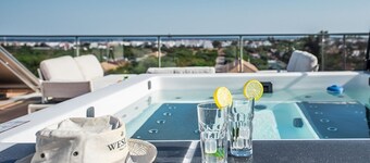 Luxurious Apartment with Private Terrace & Jacuzzi