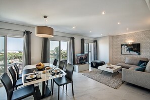 TV - Luxurious Apartment with Private Terrace & Jacuzzi (Tavira)