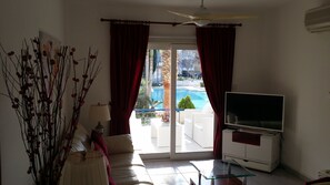 TV, video library - Paphos Airport Transfers, Beautiful Apartment,Small Complex,Large Pool,Free WiFi (Paphos)