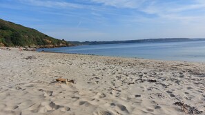 Nära stranden och solstolar