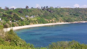 Plage à proximité, chaises longues