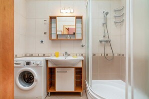 Een douche, een haardroger, handdoeken, shampoo